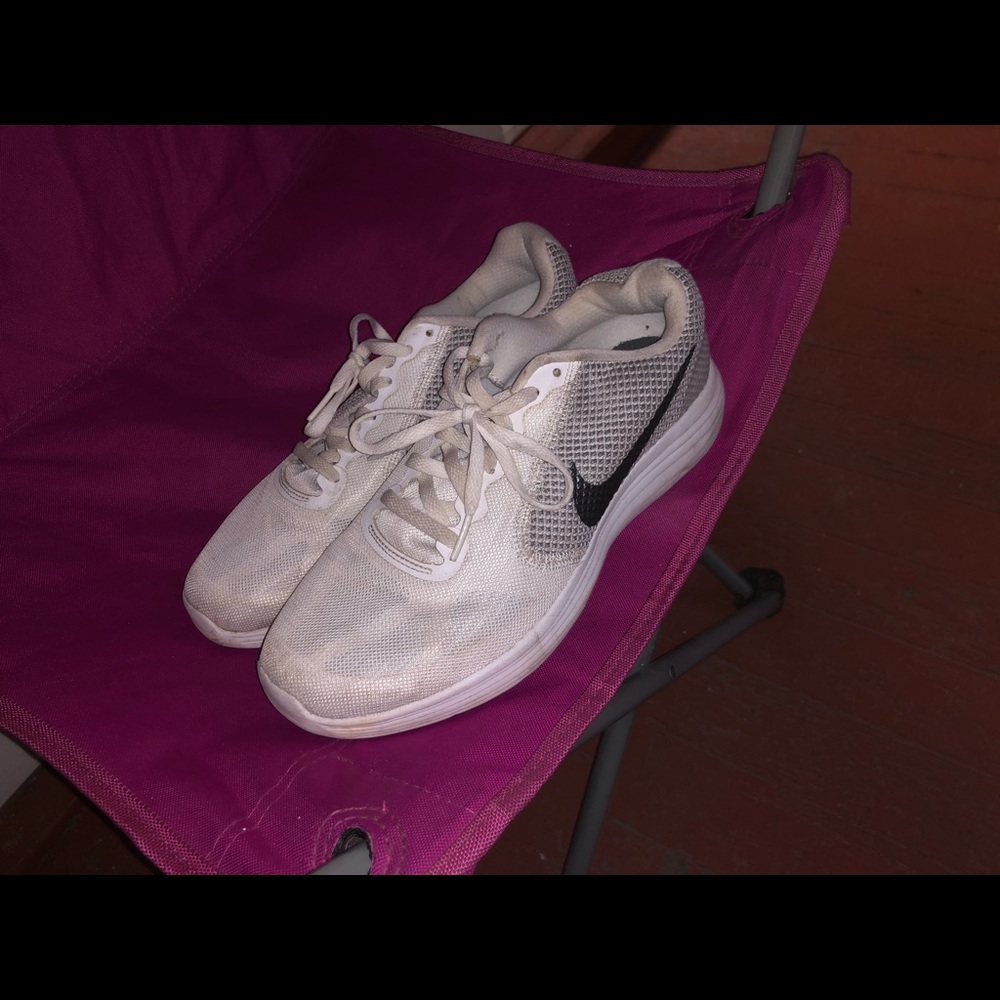 Tennis shoes